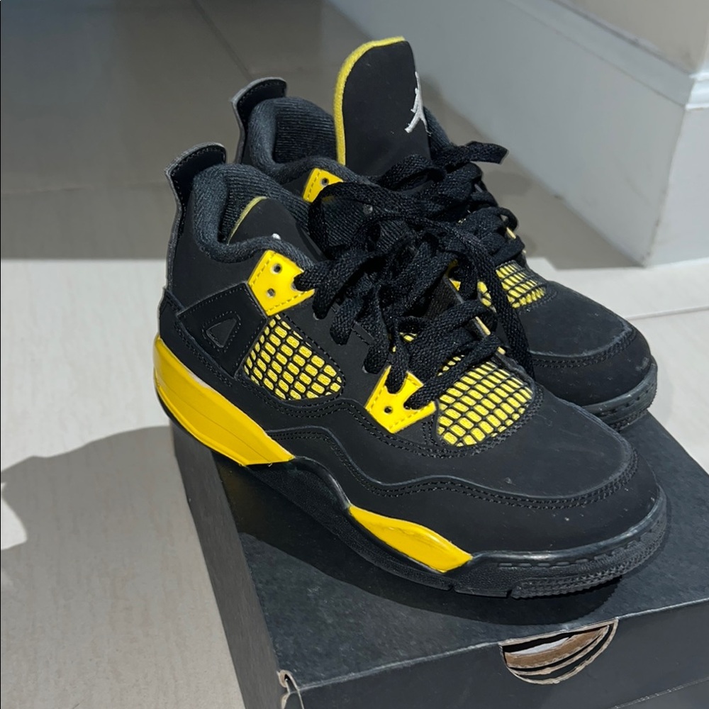 Jordan Retro 4 Boys (Great Condition)